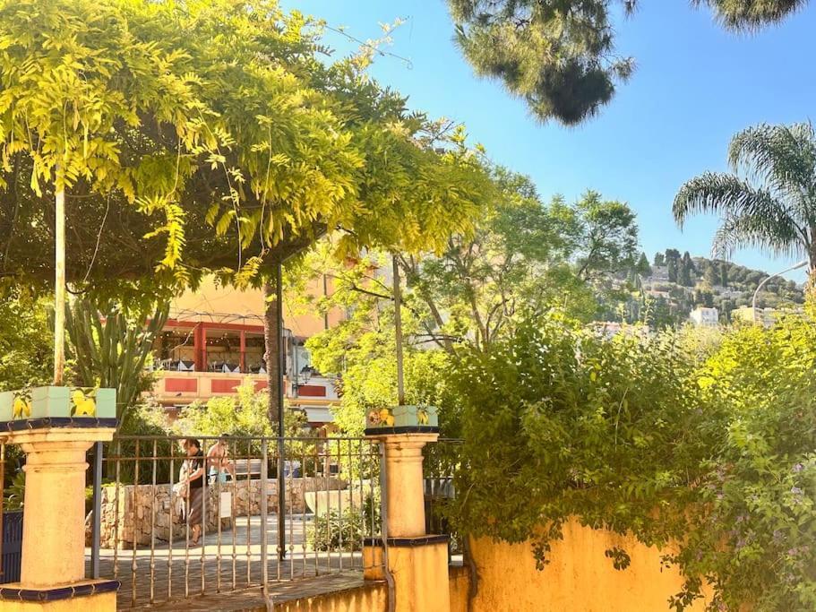 Un Petit Coin Proche De La Mer Menton Bagian luar foto